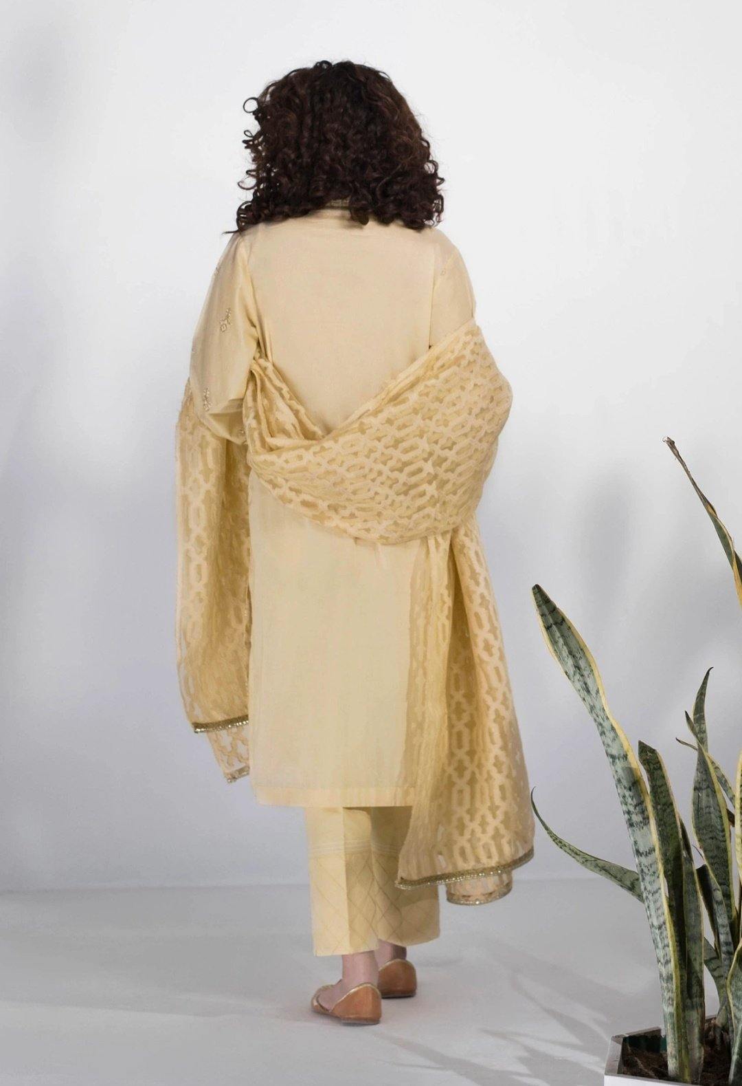 img_sapphire_lawn_collection_2020_awwal_boutique