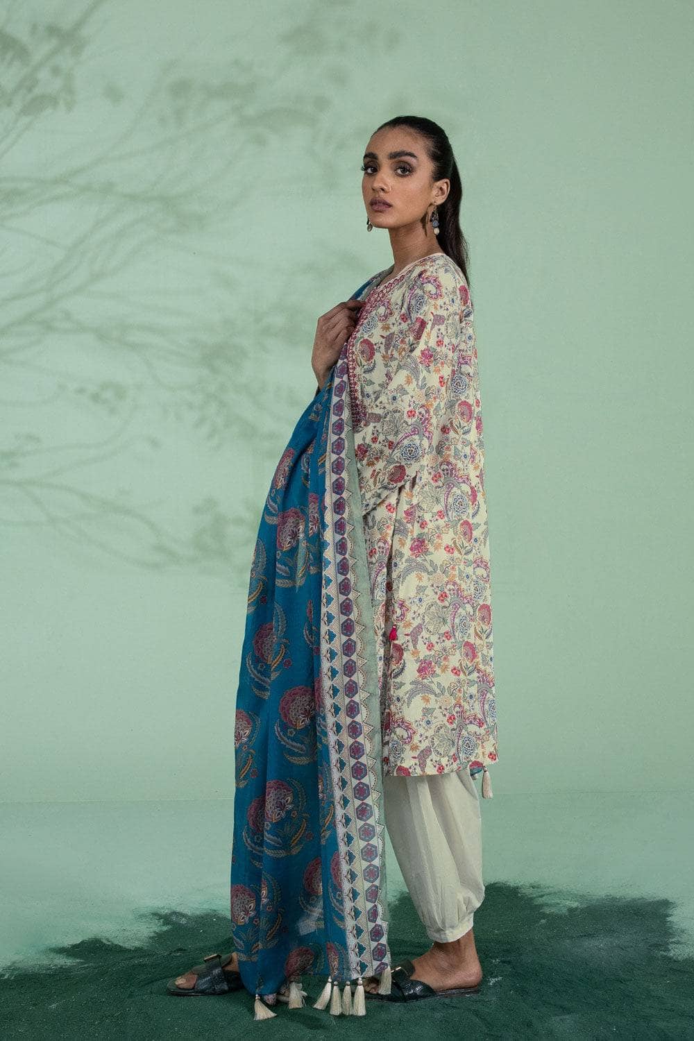 Img_sapphire_lawn_22_awwal_boutique