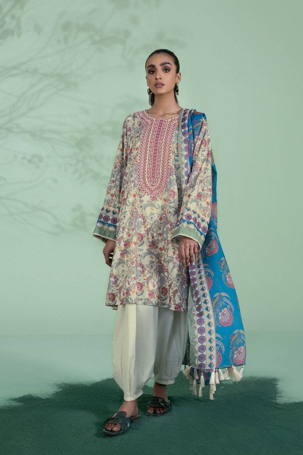 Img_sapphire_lawn_22_awwal_boutique