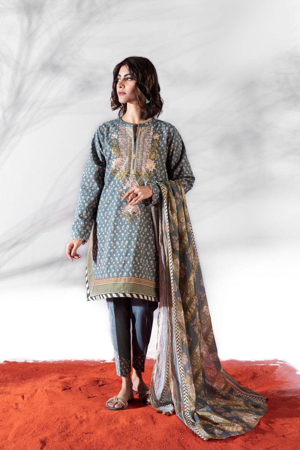 Img_sapphire_lawn_22_awwal_boutique