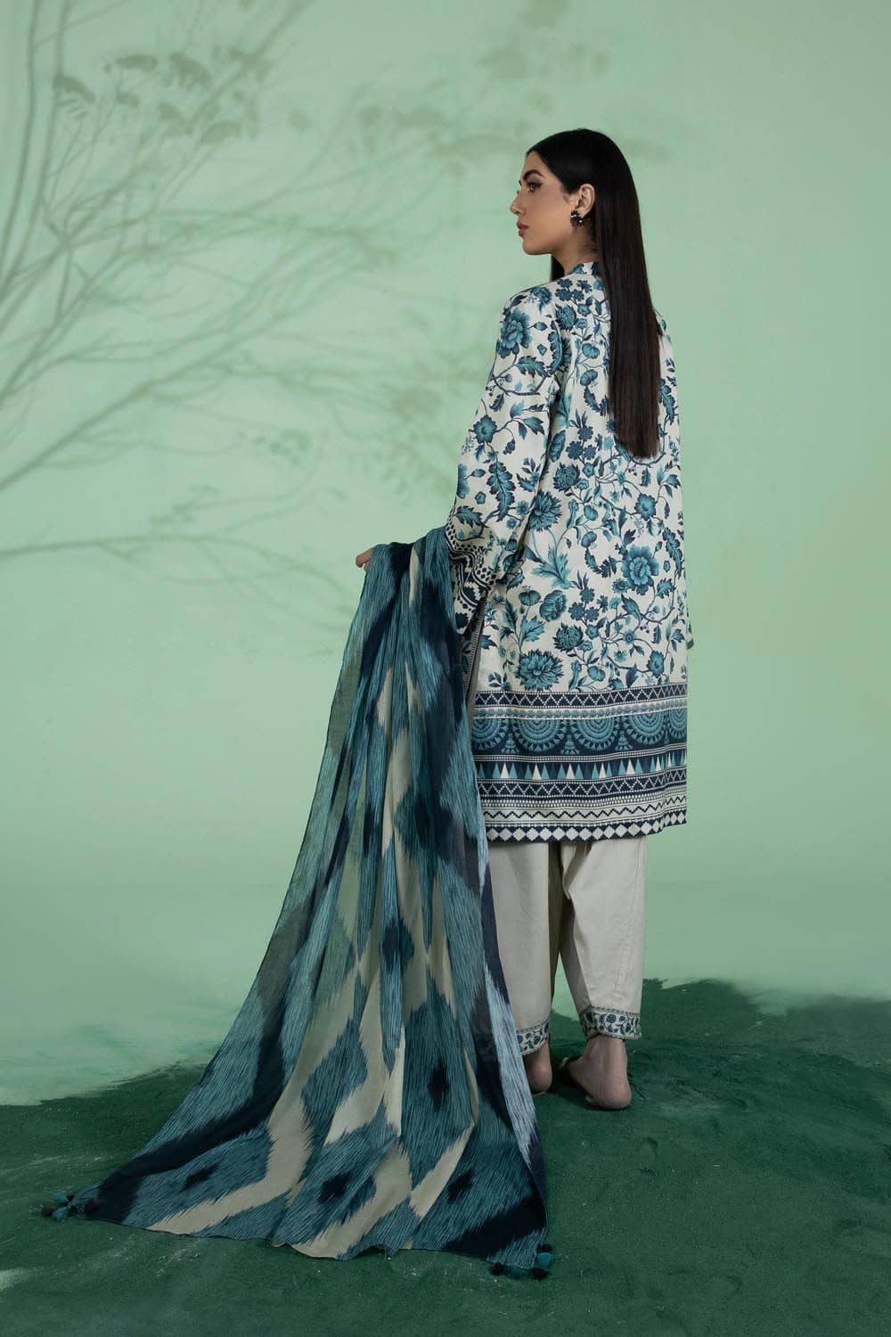 Img_sapphire_lawn_22_awwal_boutique