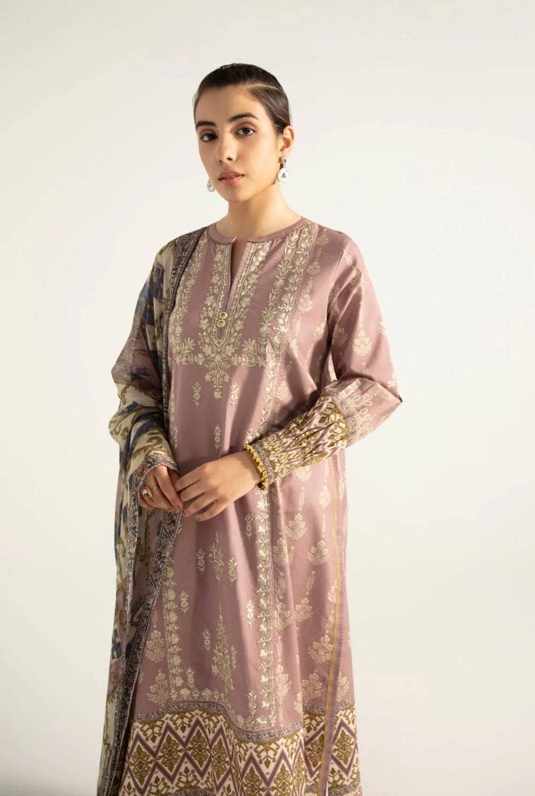 img_sapphire_intermix_2022_awwal_boutique