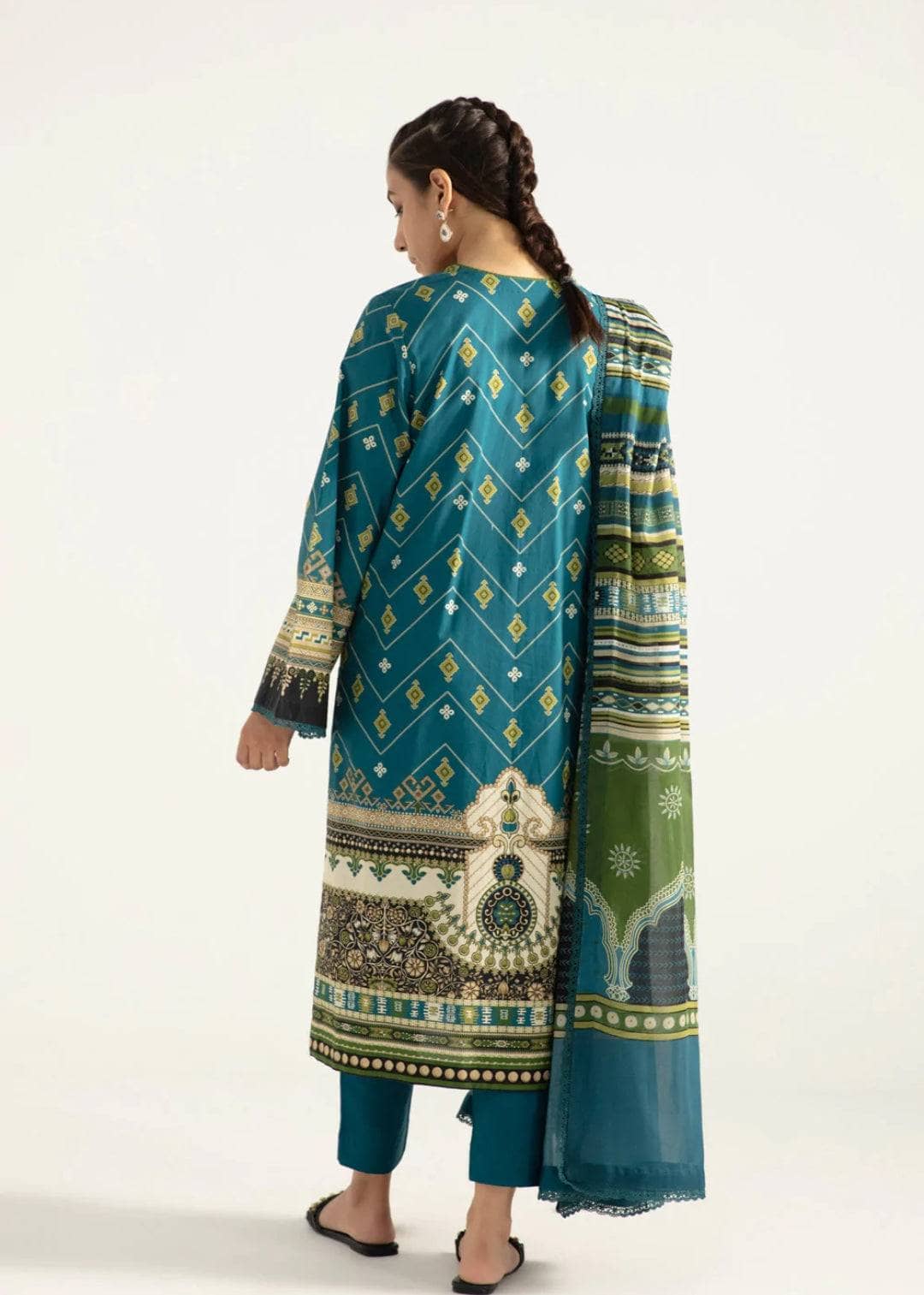img_sapphire_intermix_2022_awwal_boutique