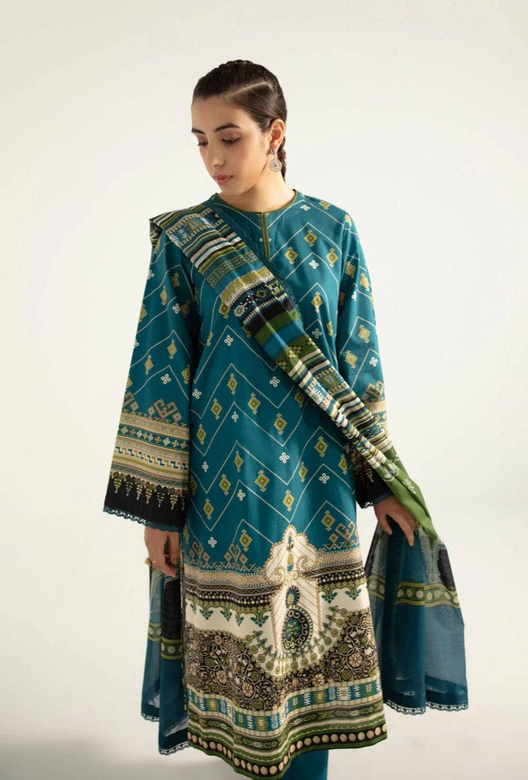 img_sapphire_intermix_2022_awwal_boutique