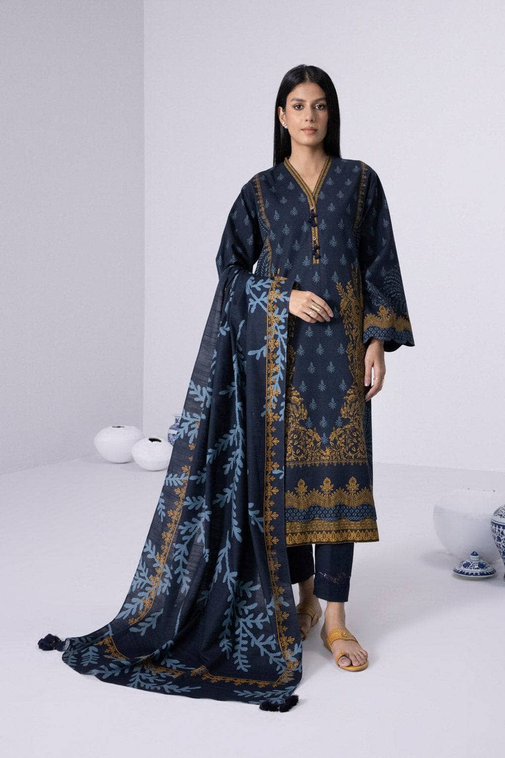 Img_sapphire_khaddar_2022_awwal_boutique