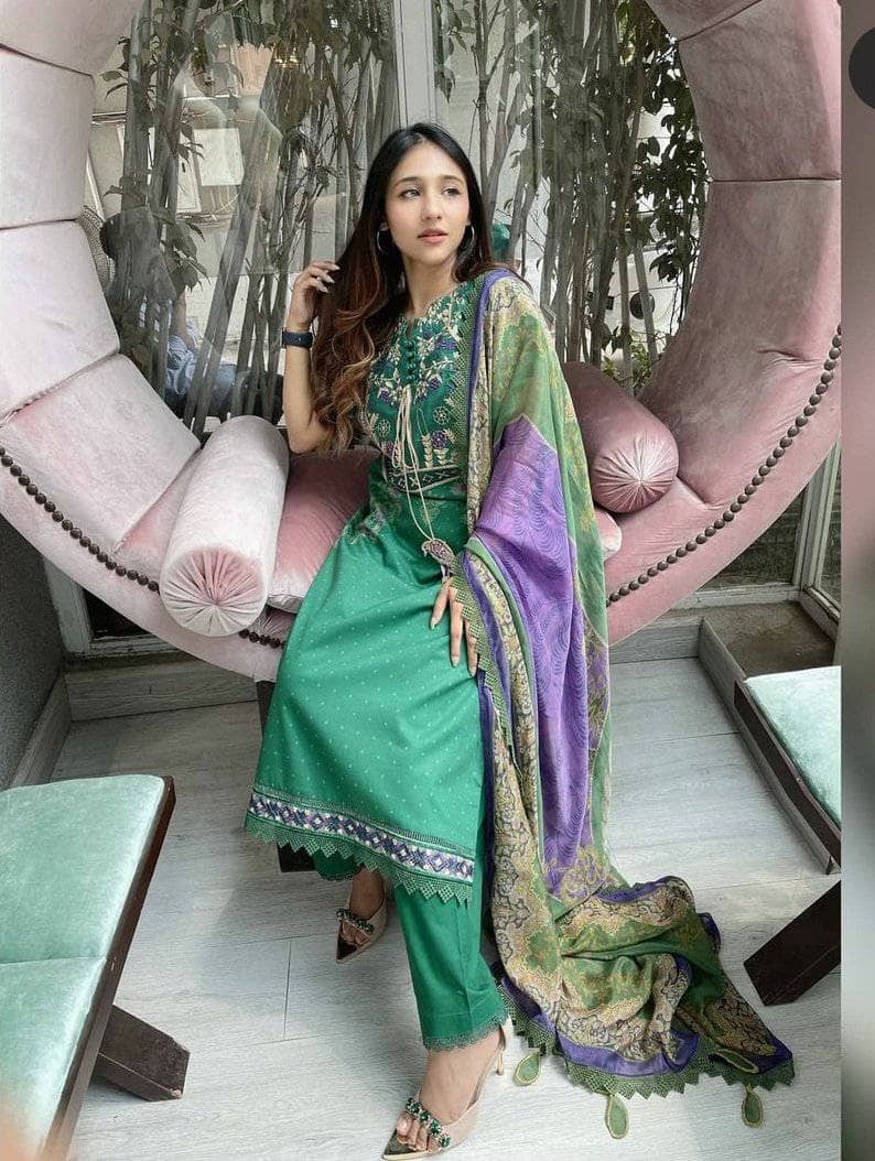 Shiza Hassan spotted Spotted in Kinaar Lawn by Shiza Hassan/Zargul/Silk Dupatta