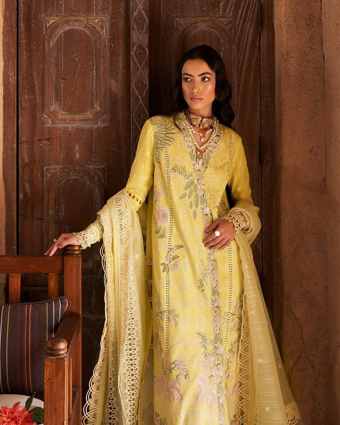 img_suffuse_lawn_collection_22_awwal_boutique