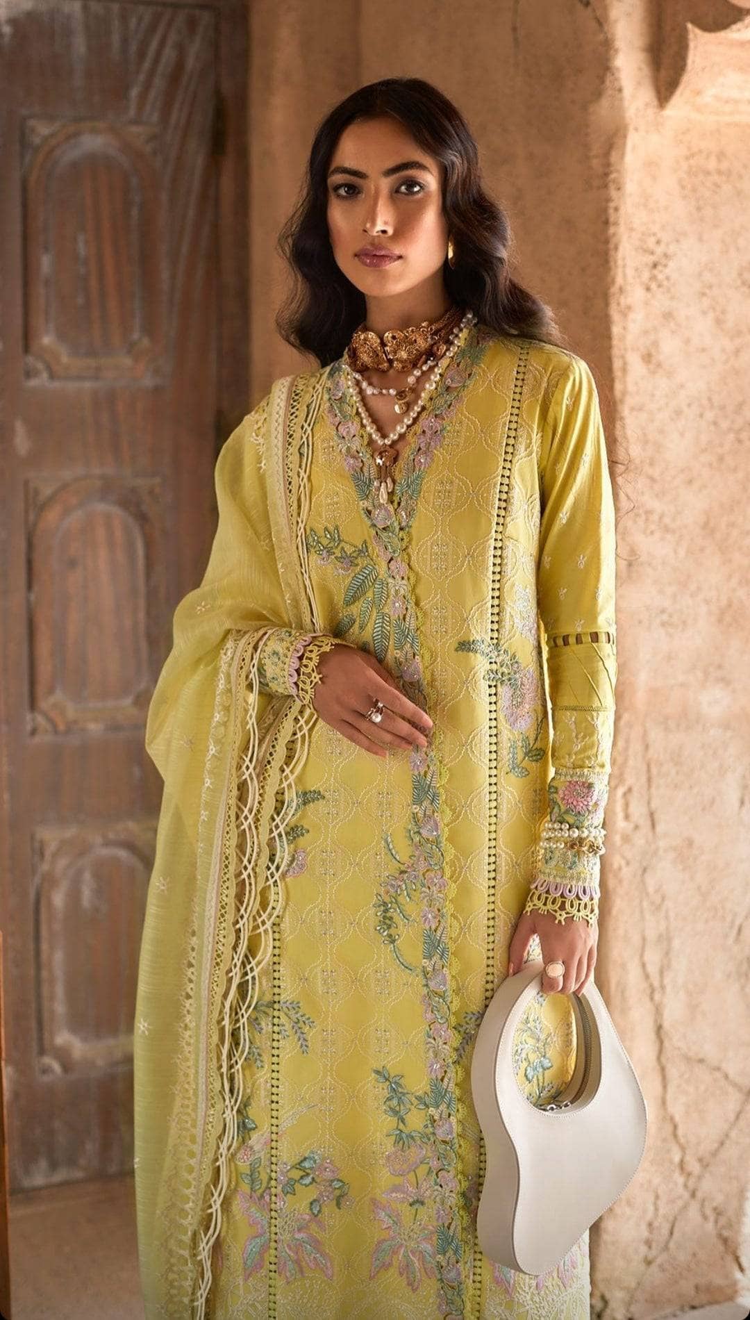 img_suffuse_lawn_collection_22_awwal_boutique