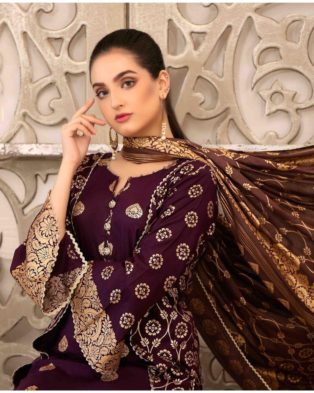 img_amna_sohail_by_tawakkal_lawn_gold_prints_awwal_boutique