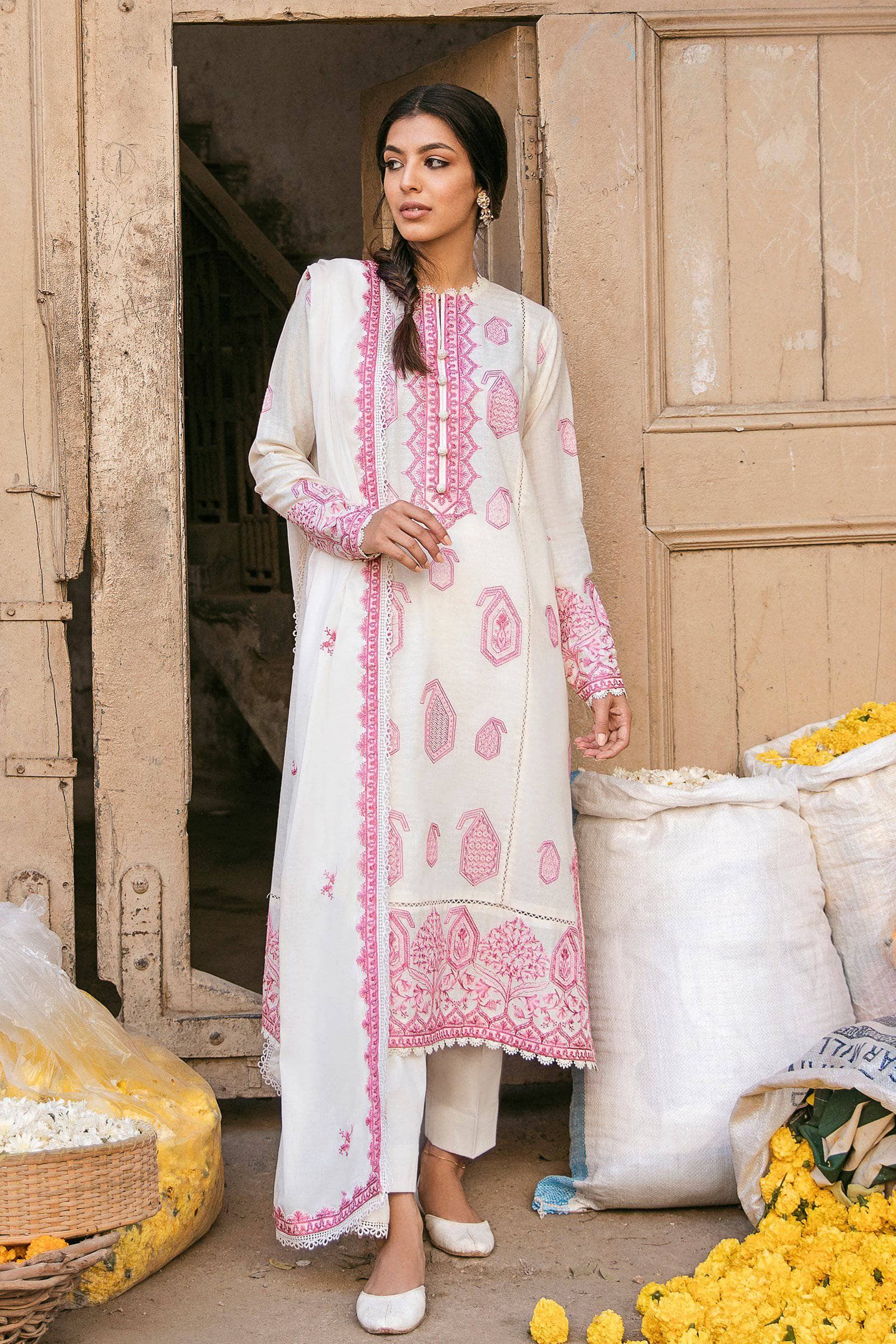 img_zaha_lawn_2021_awwal_boutique