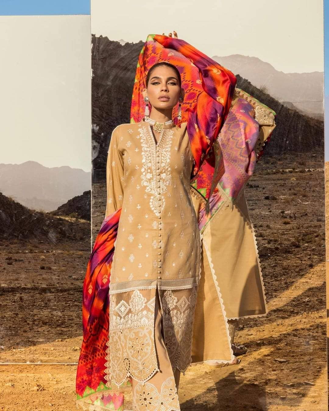 img_zainab_chottani_chikankari_lawn_23_awwal_boutique