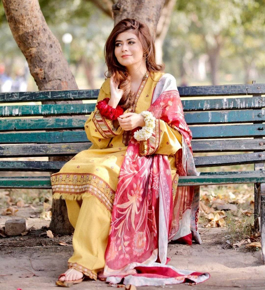 img_spotted_in_zara_shahjahan_lawn_2021_awwal_boutique