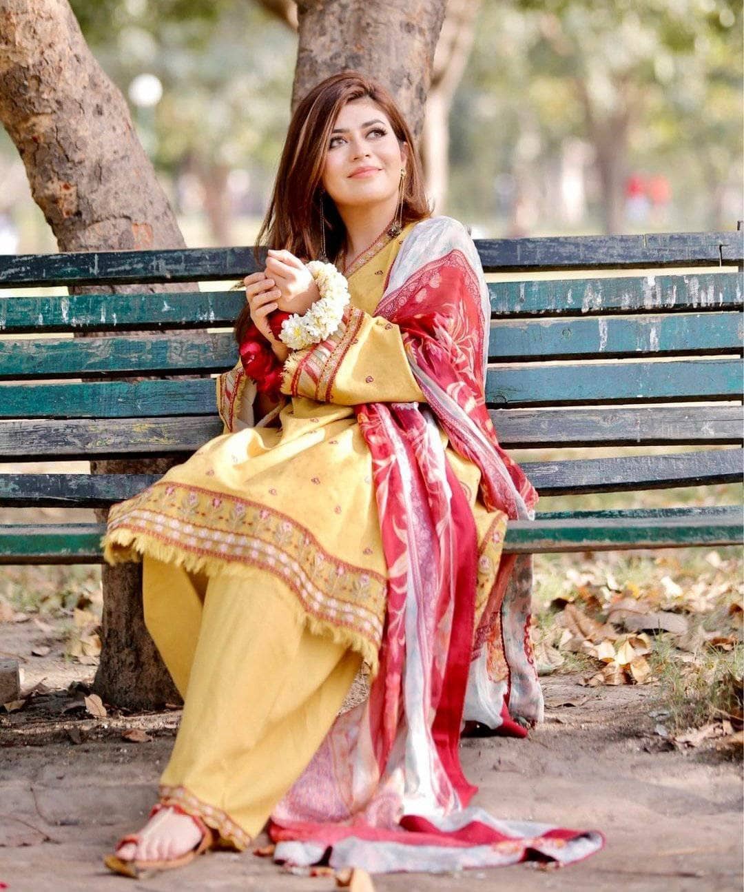 img_spotted_in_zara_shahjahan_lawn_2021_awwal_boutique