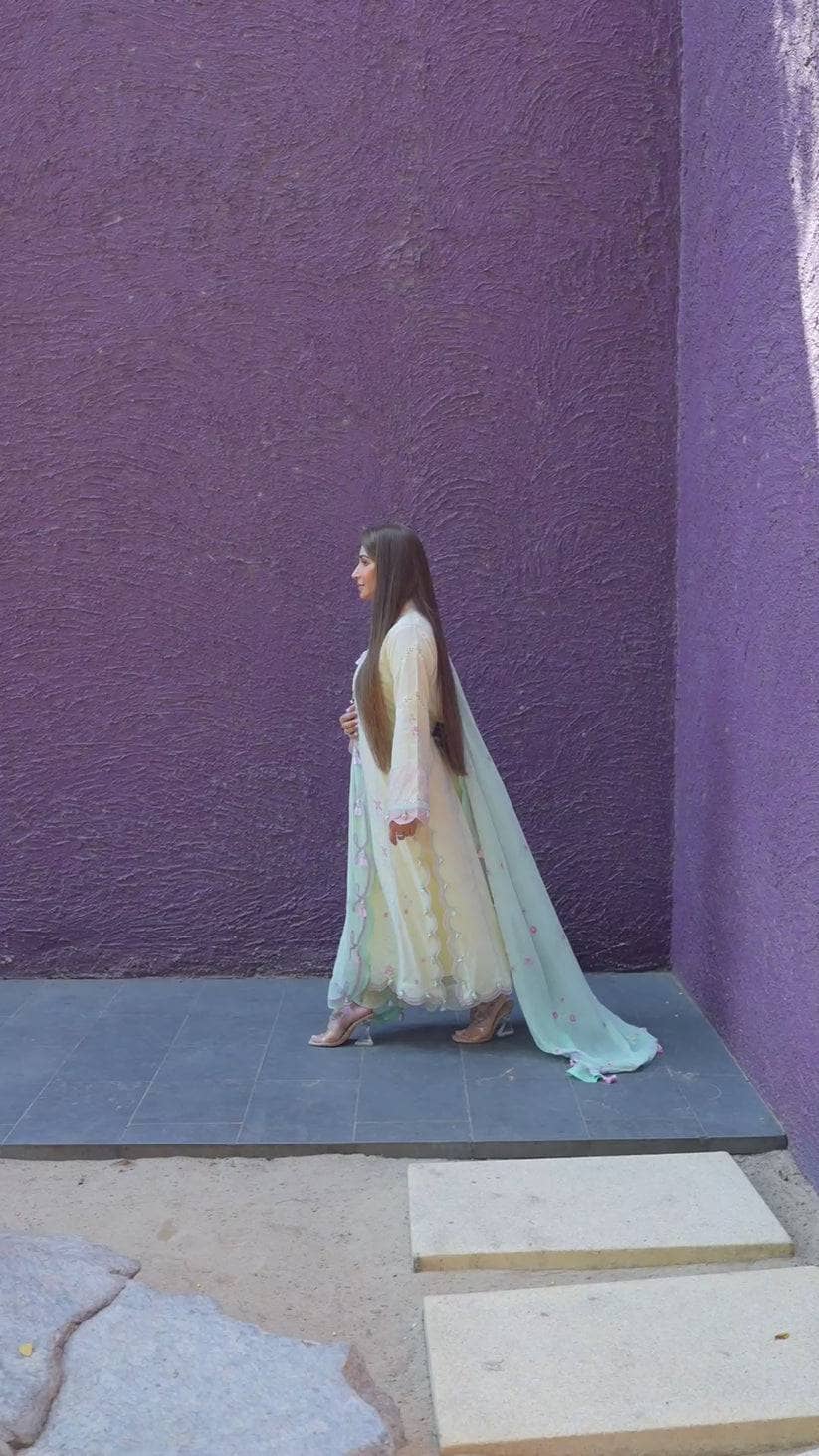 img_farah_talib_aziz_lawn_24_suay_awwal_boutique