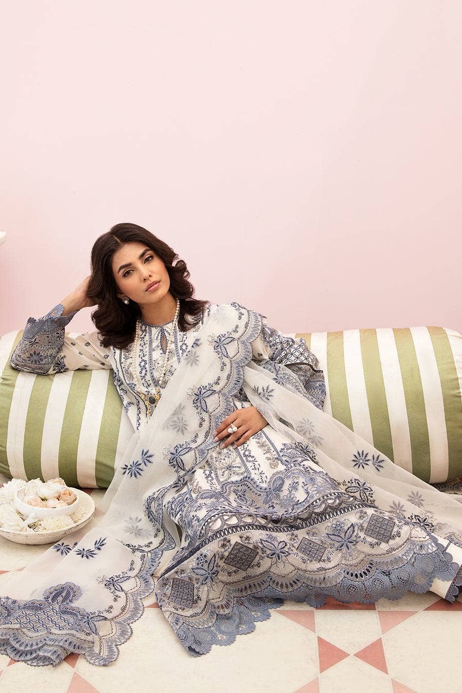 img_afrozeh_chikankari_lawn_23_awwal_boutique