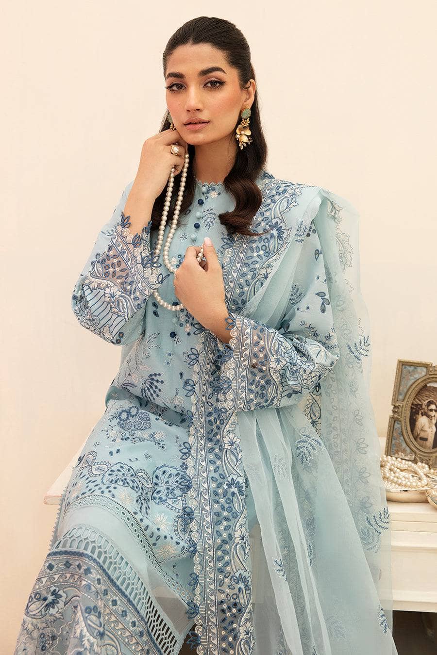 img_afrozeh_chikankari_lawn_23_awwal_boutique