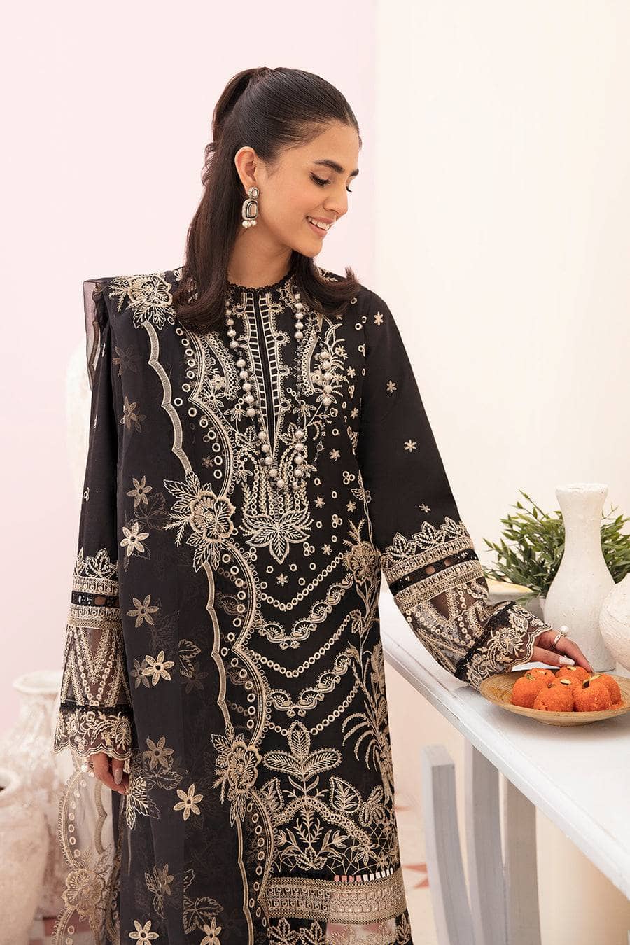Restocked/Afrozeh Chikankari Lawn/Noir
