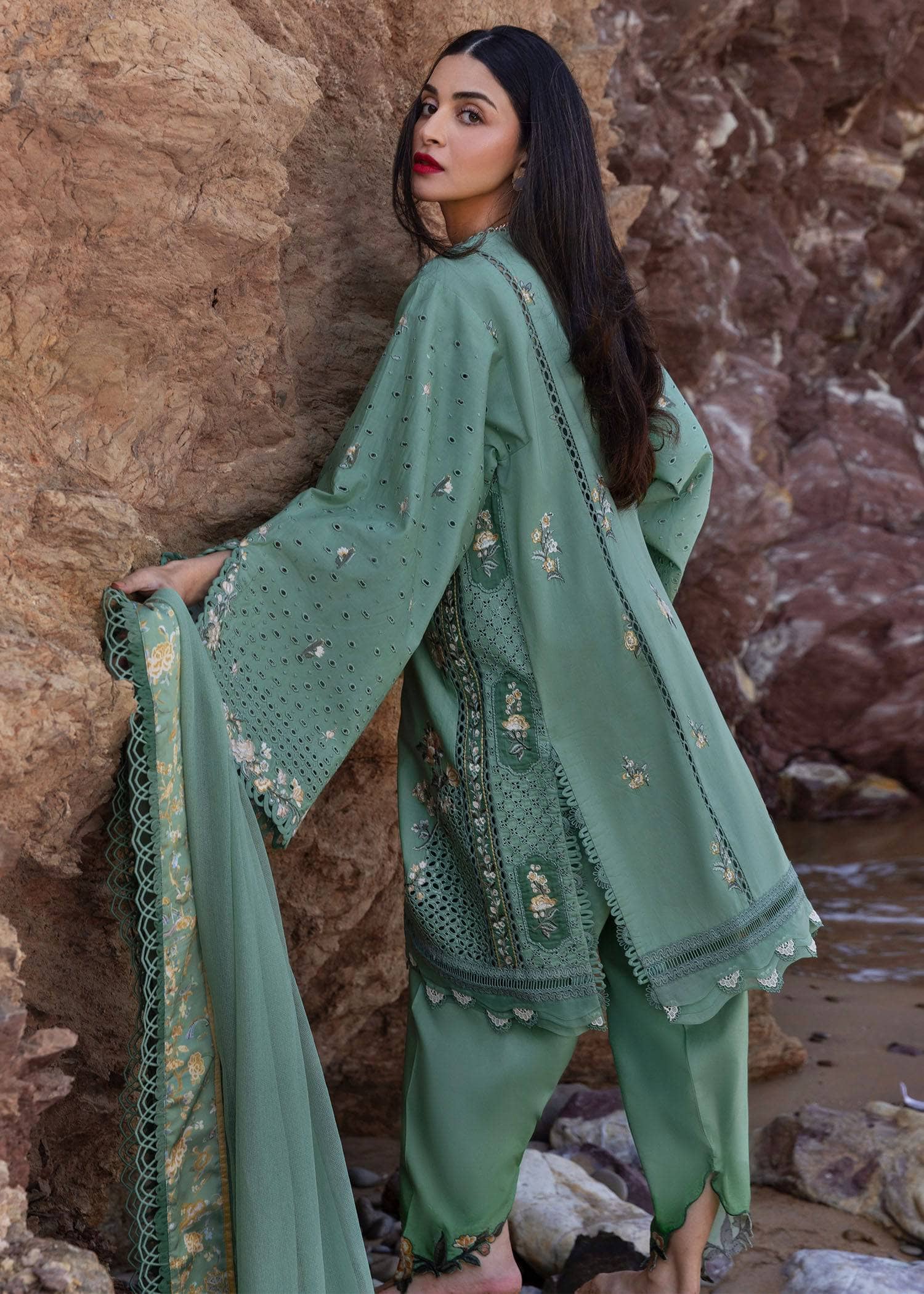 img_crimson_lawn_awwal_boutique