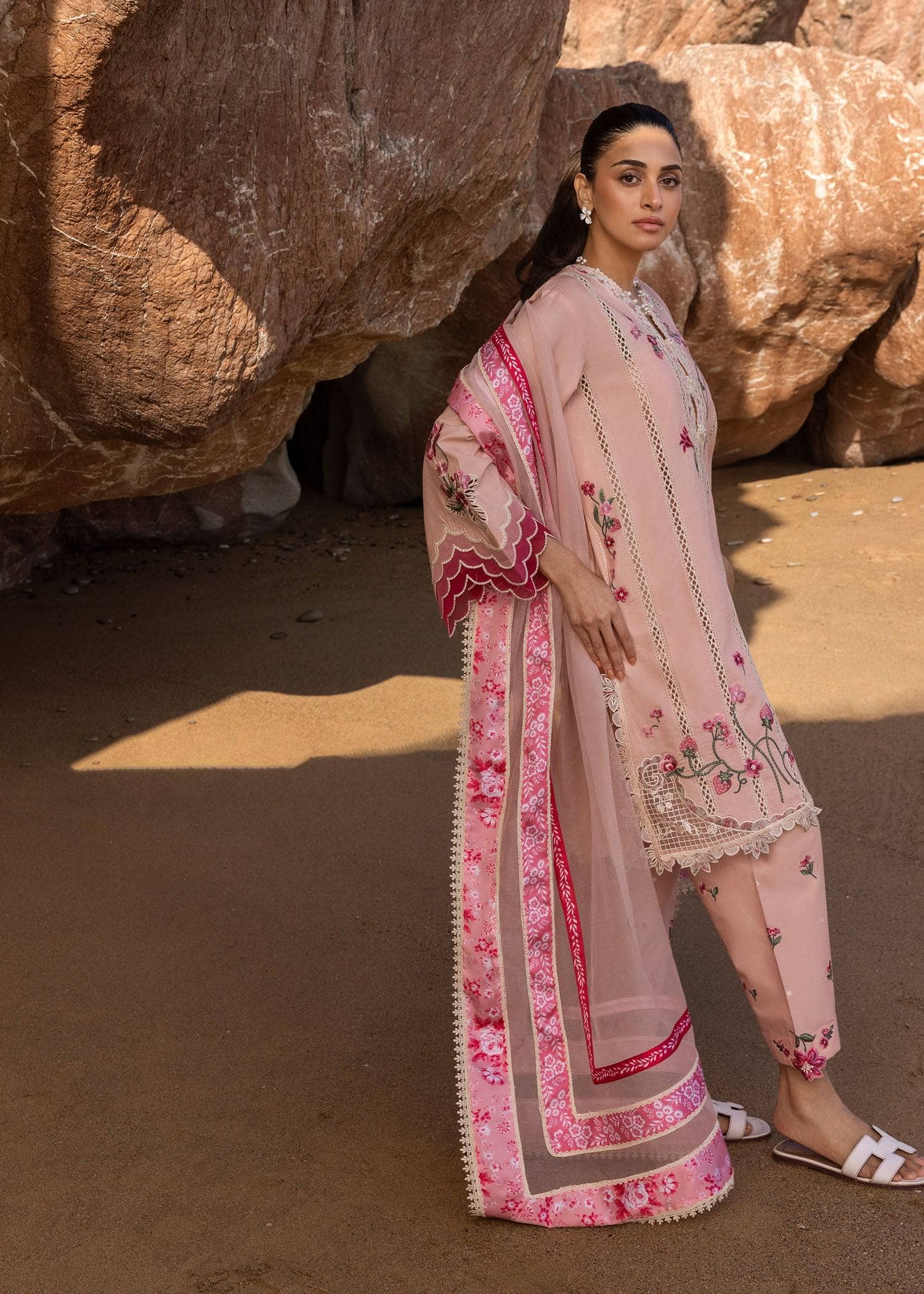 img_crimson_lawn_awwal_boutique