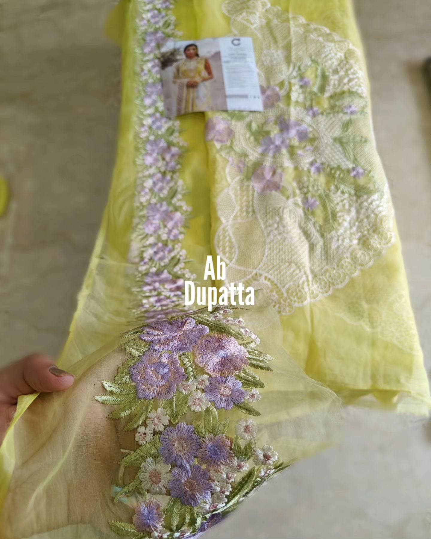 img_crimson_lawn_23_awwal_boutique