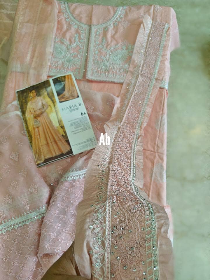 img_maria_b_lawn_23_awwal_boutique