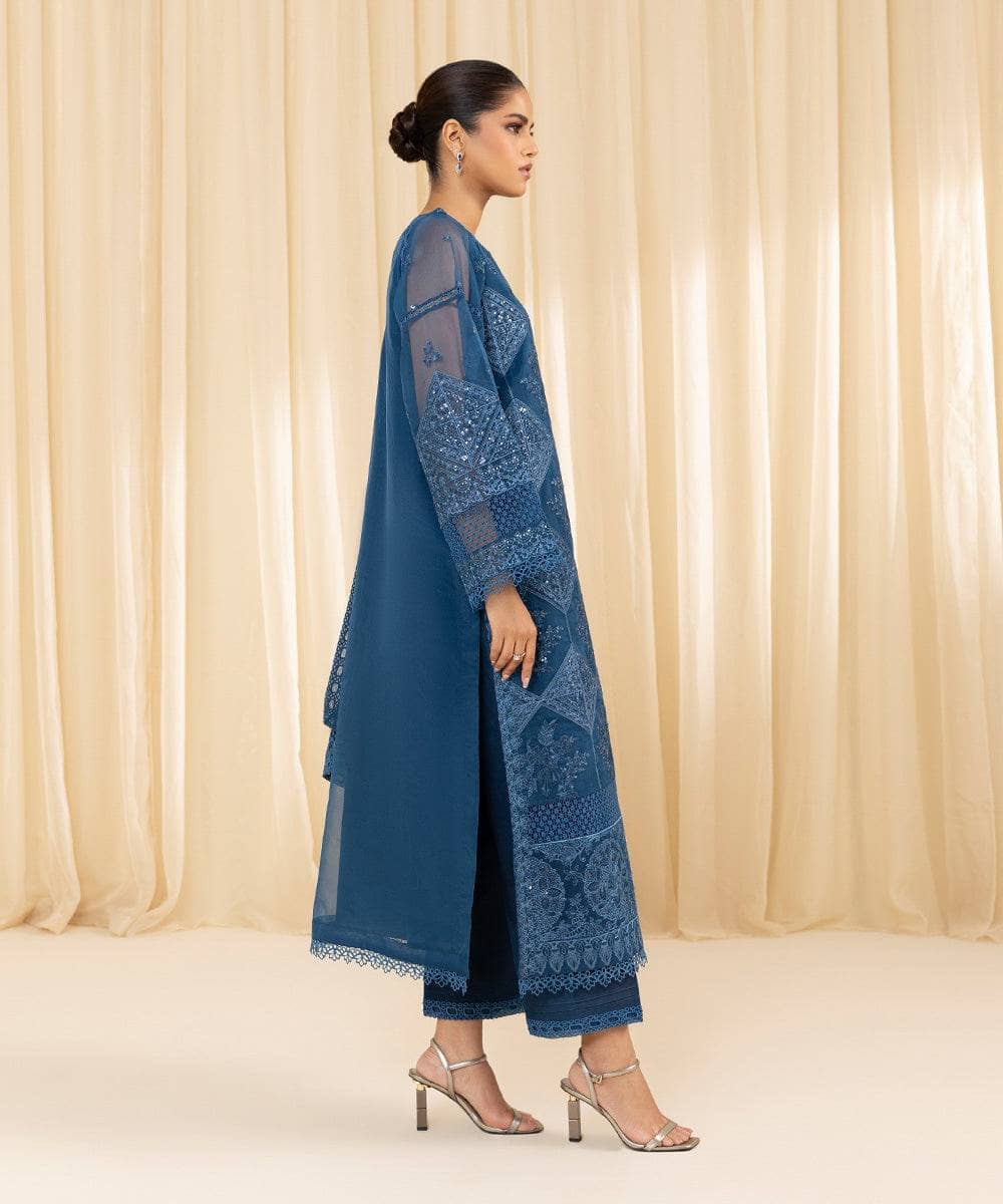 img_sapphire_velvet_suit_awwal_boutique