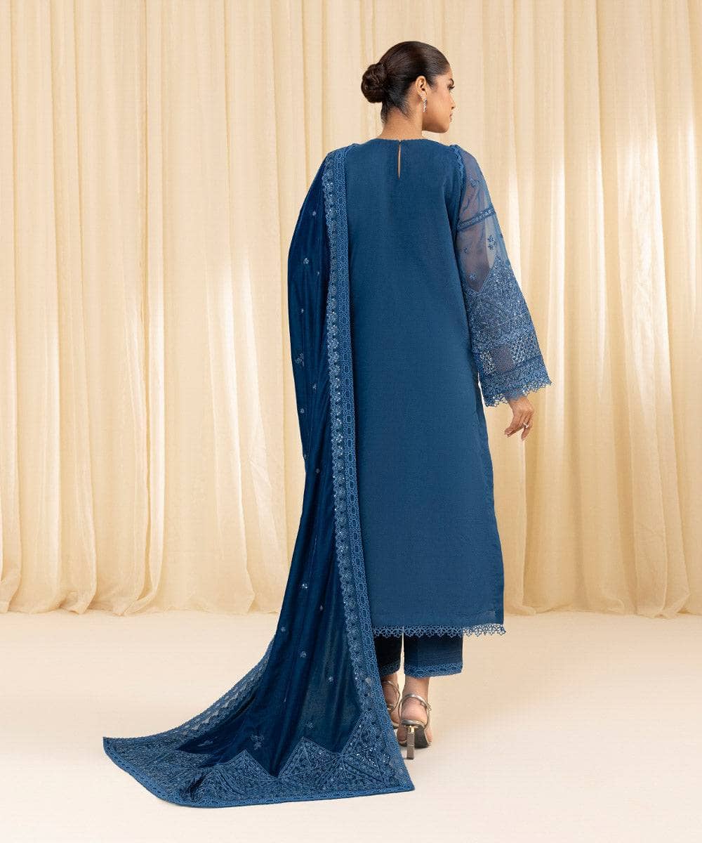 img_sapphire_velvet_suit_awwal_boutique