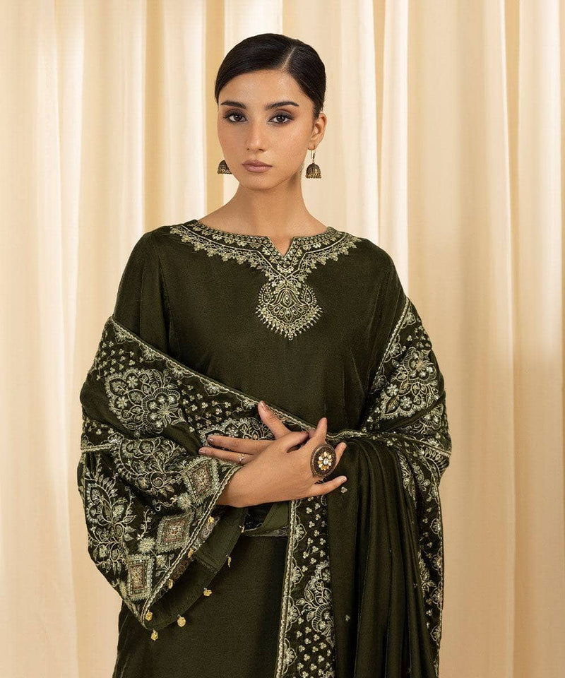 img_sapphire_velvet_suit_awwal_boutique