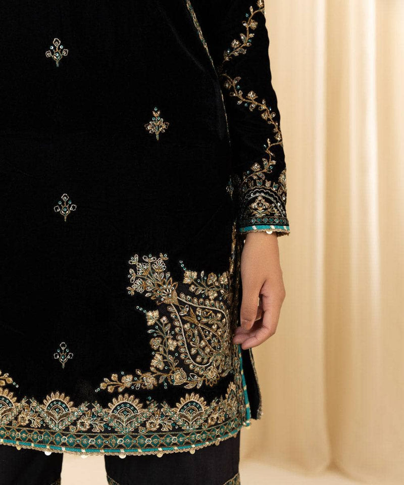 img_sapphire_velvet_suit_awwal_boutique