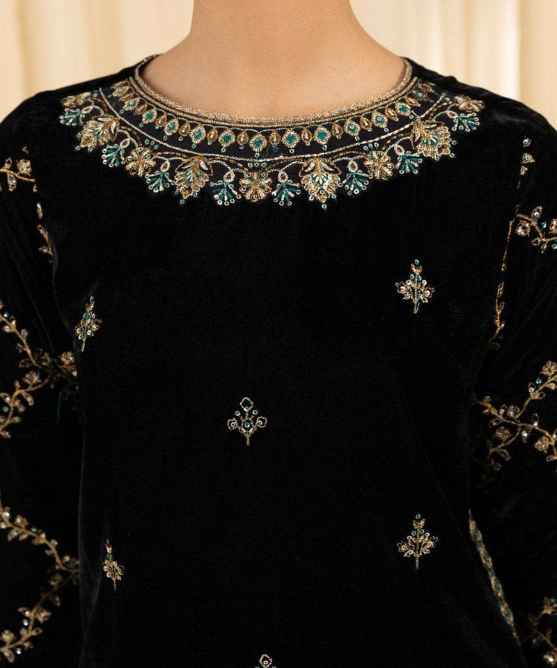 img_sapphire_velvet_suit_awwal_boutique