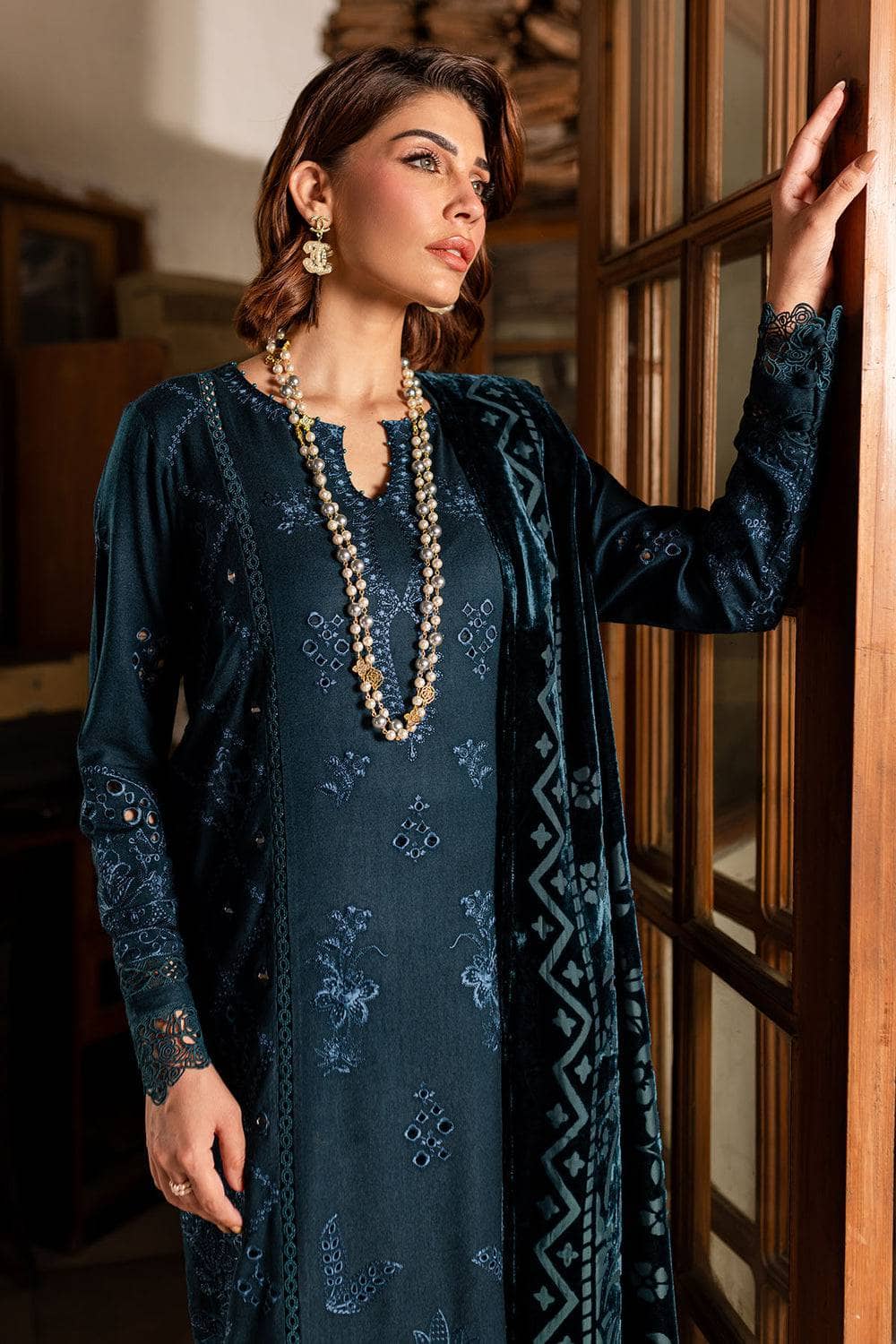 img_nureh_exclsuive_velvet_shawl_collection_awwal_boutique