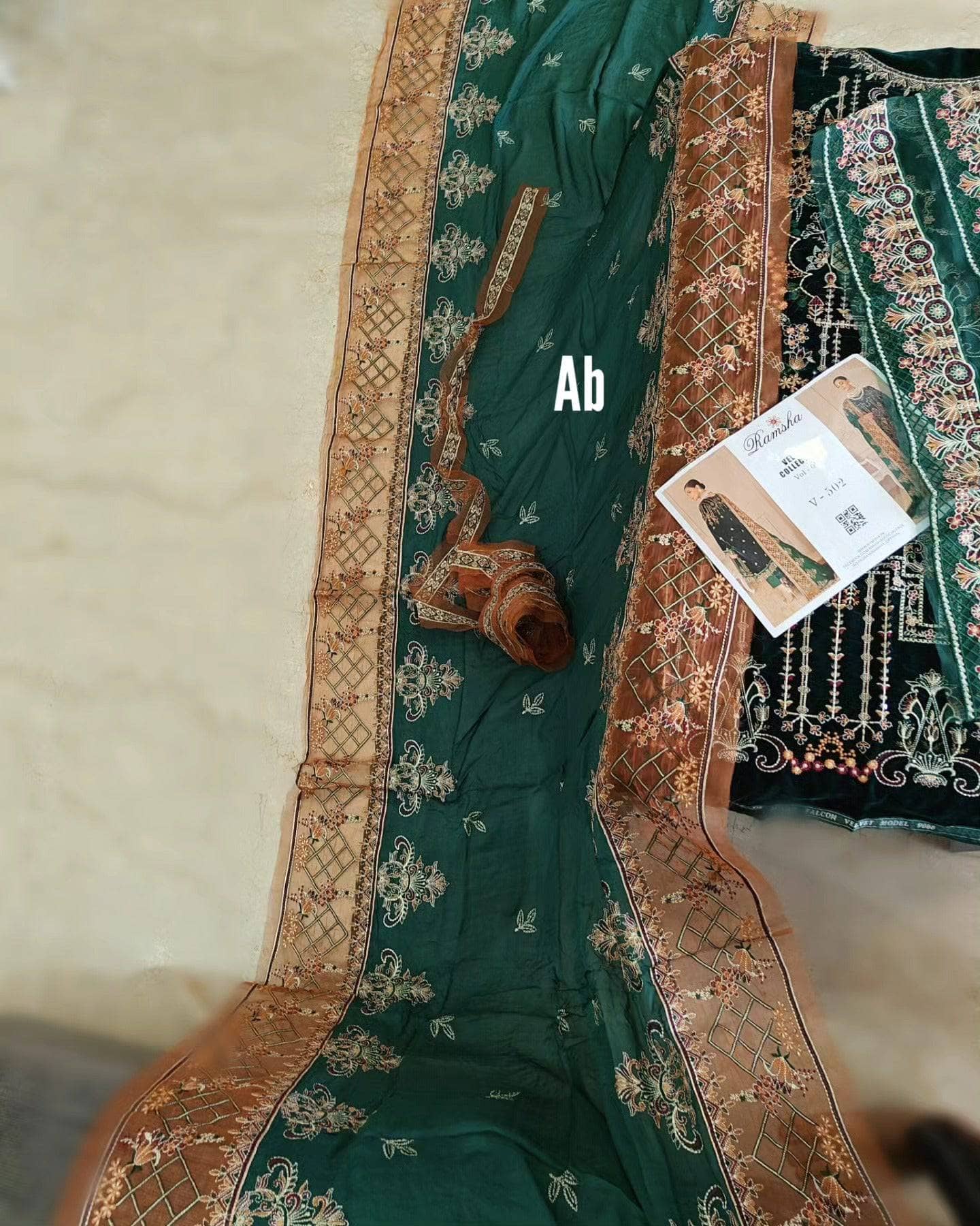 img_open_pic_ramsha_velvet_awwal_boutique