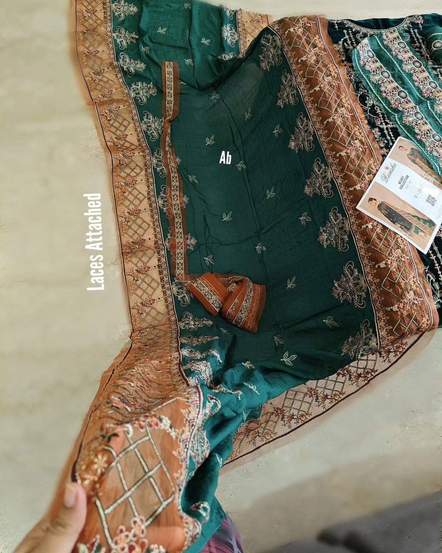 img_open_pic_ramsha_velvet_awwal_boutique