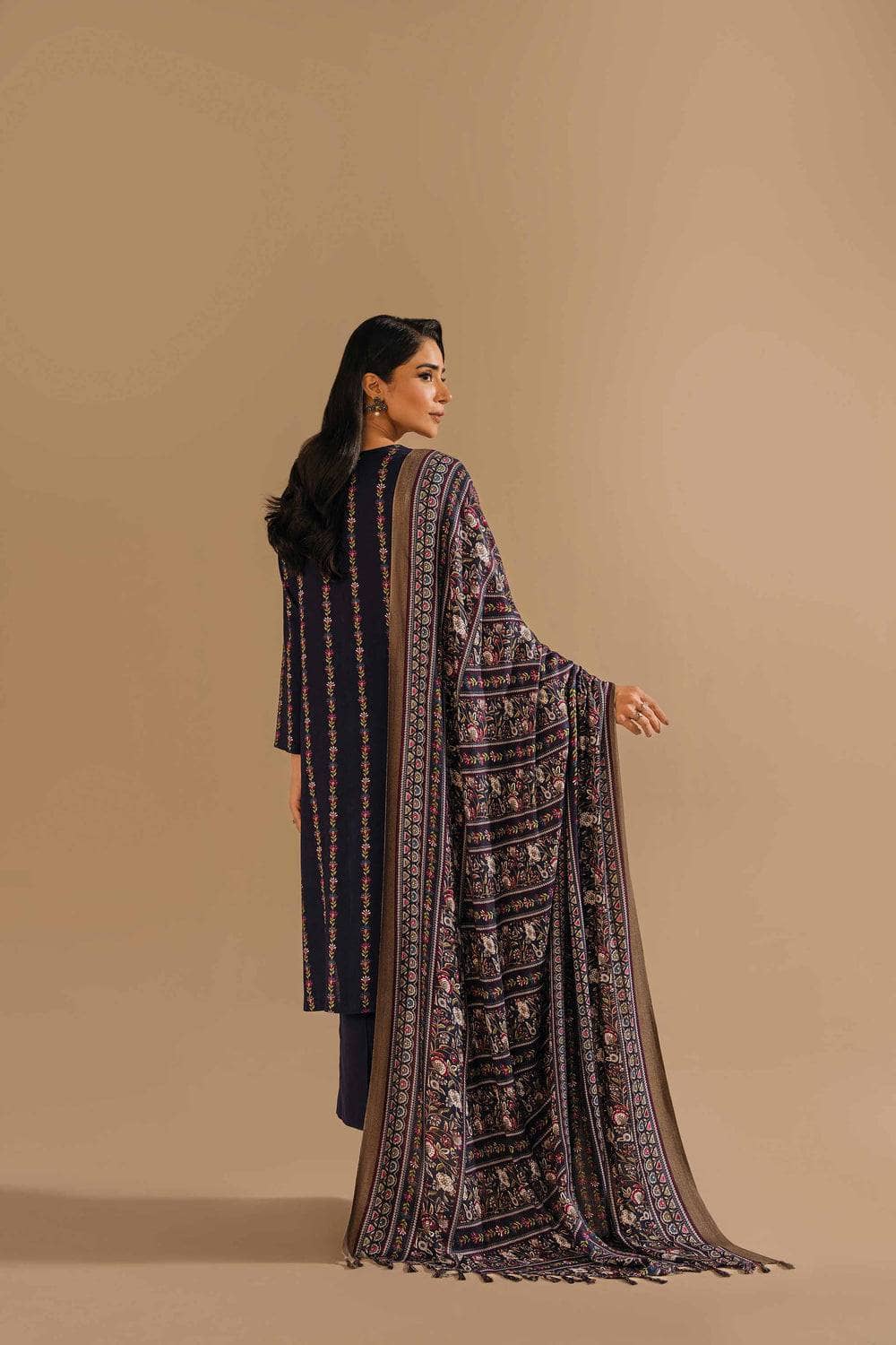 img_nishat_winter_23_awwal_boutique