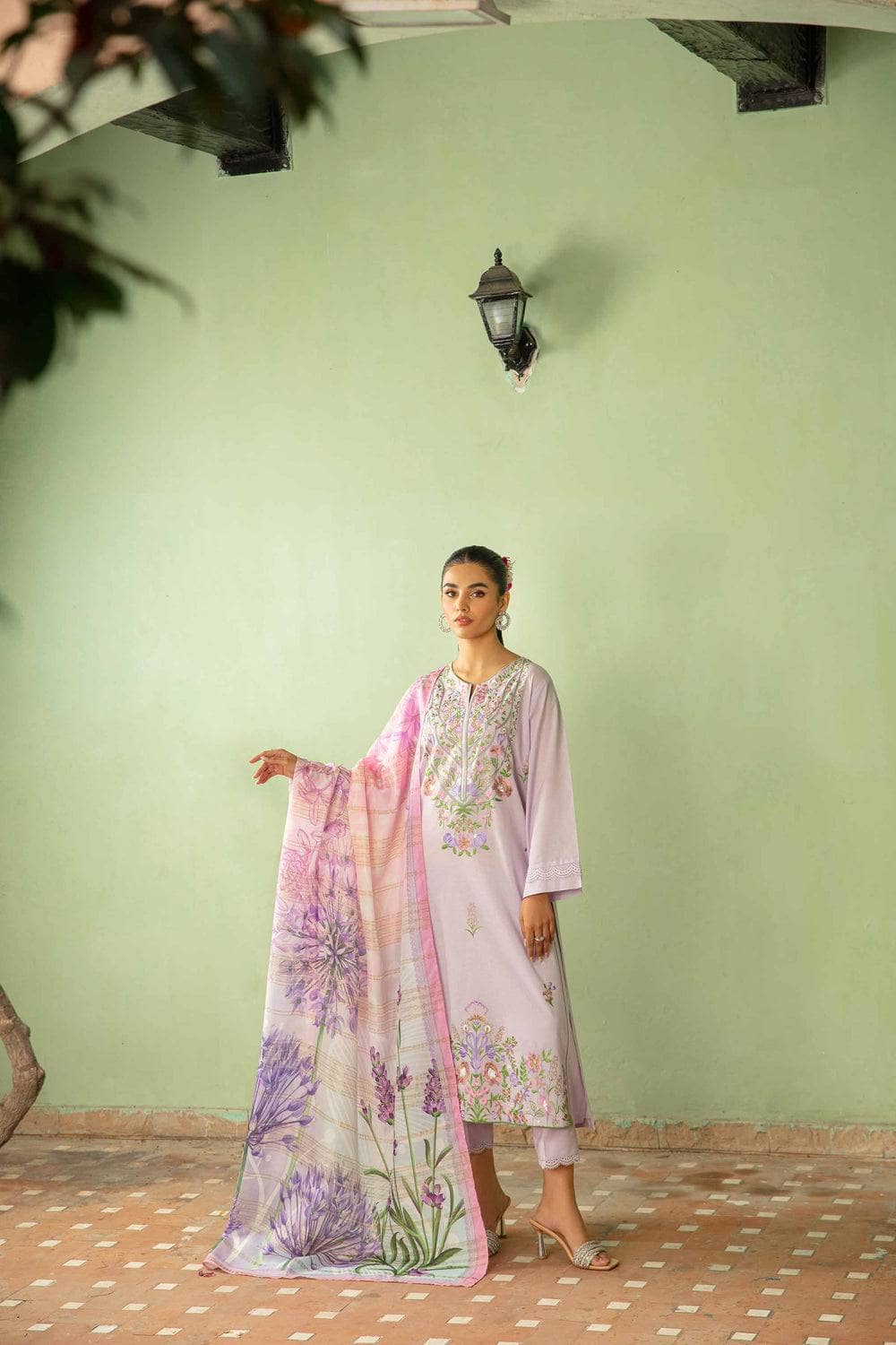 img_nishat_lawn_24_awwal_boutique