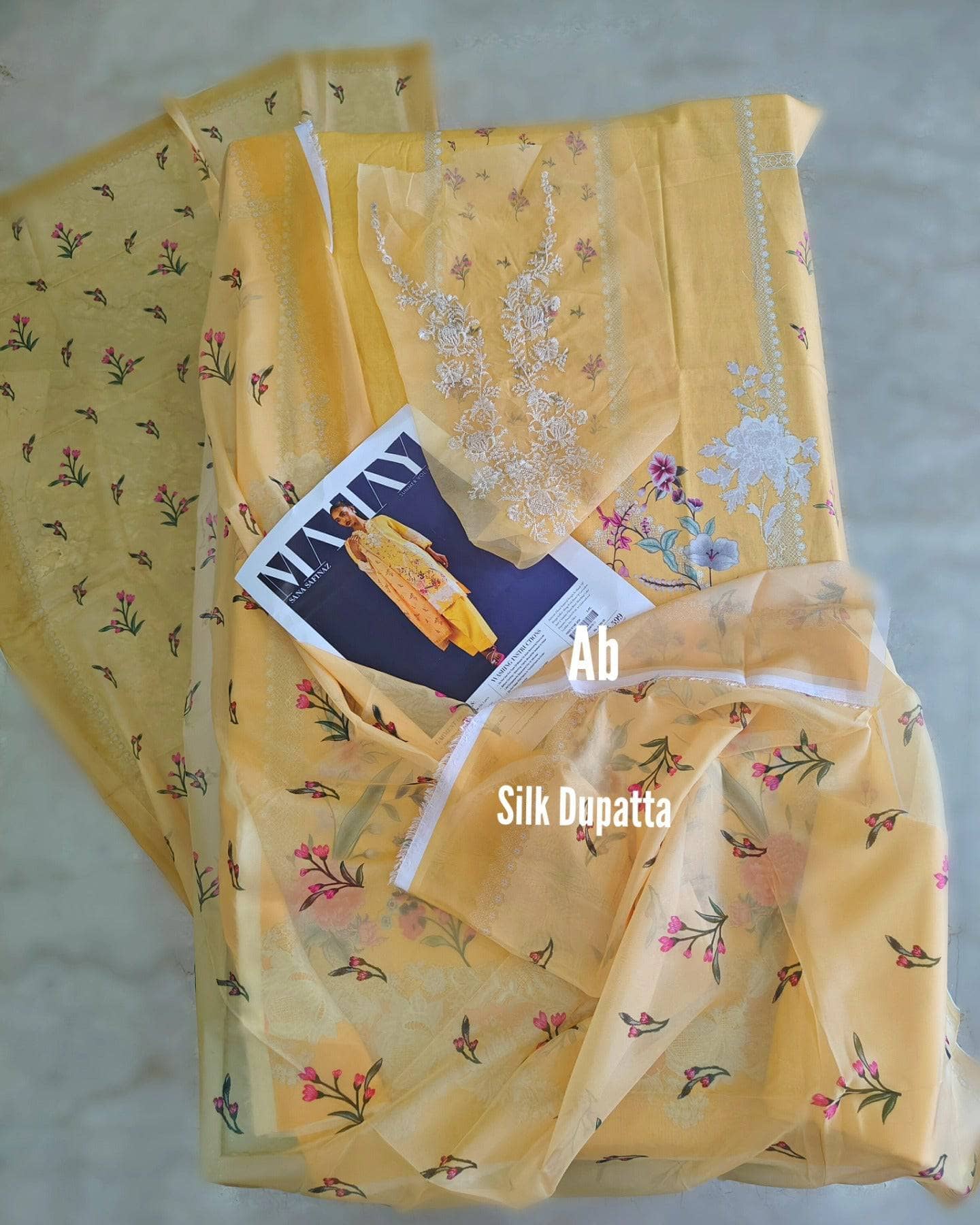 img_open_pic_sana_safinaz_mahay_lawn_awwal_boutique