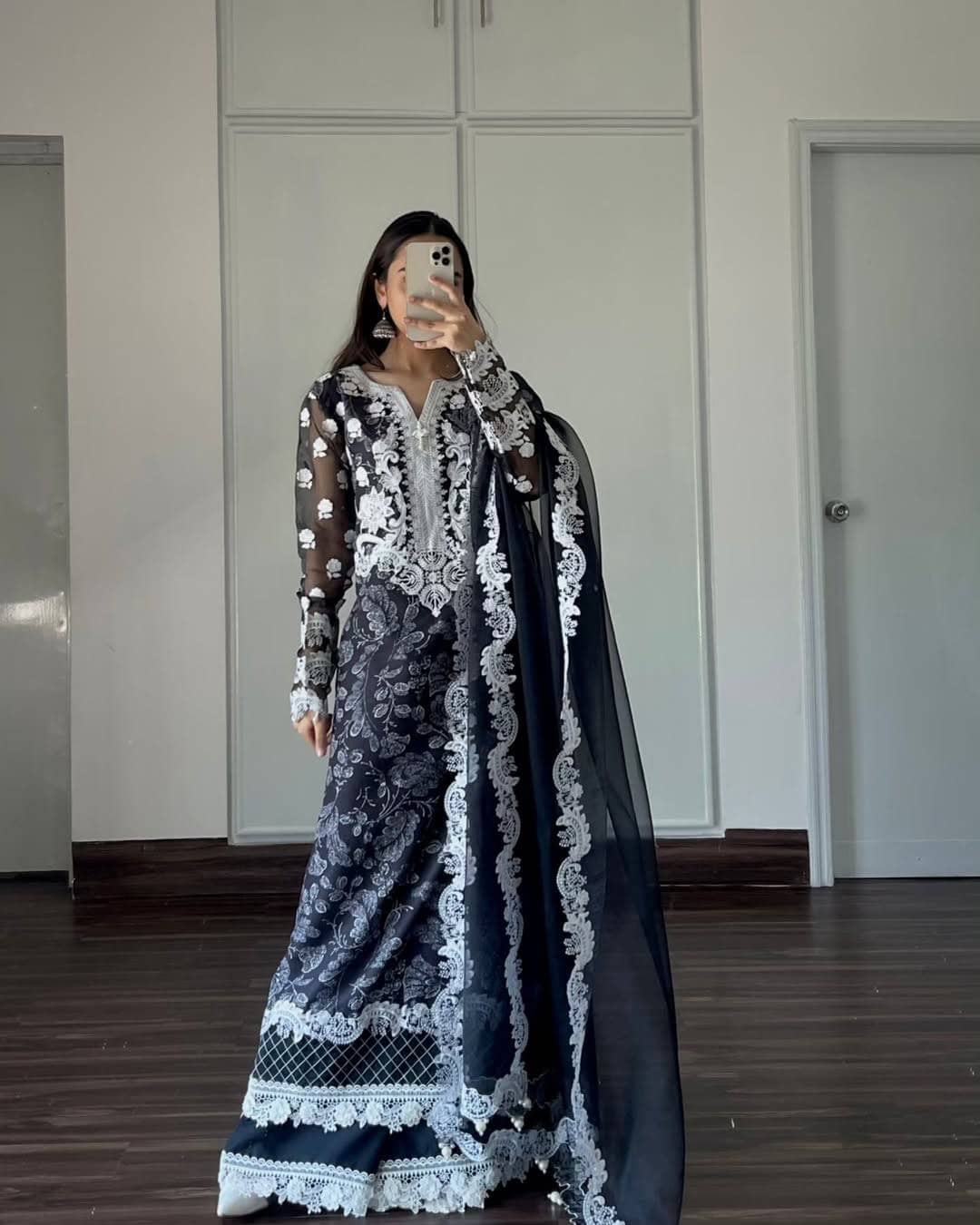 img_myeesha_lawn_awwal_boutique