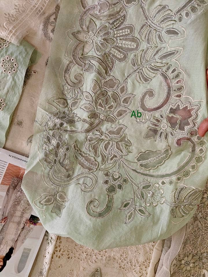 img_baroque_lawn_awwal_boutique