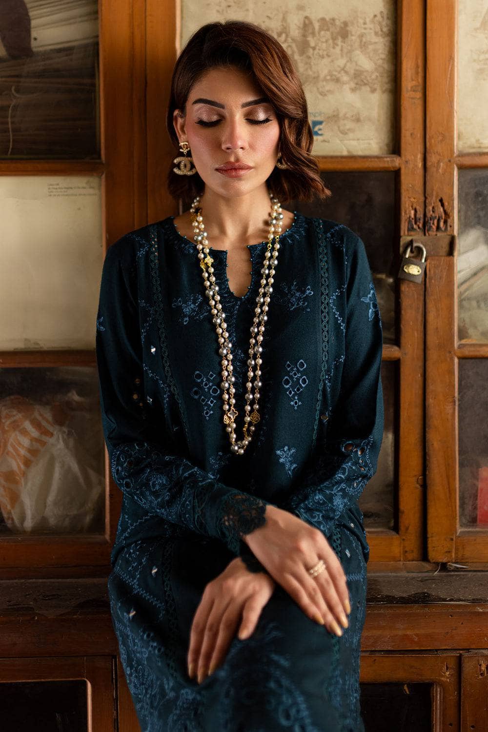 img_nureh_exclsuive_velvet_shawl_collection_awwal_boutique