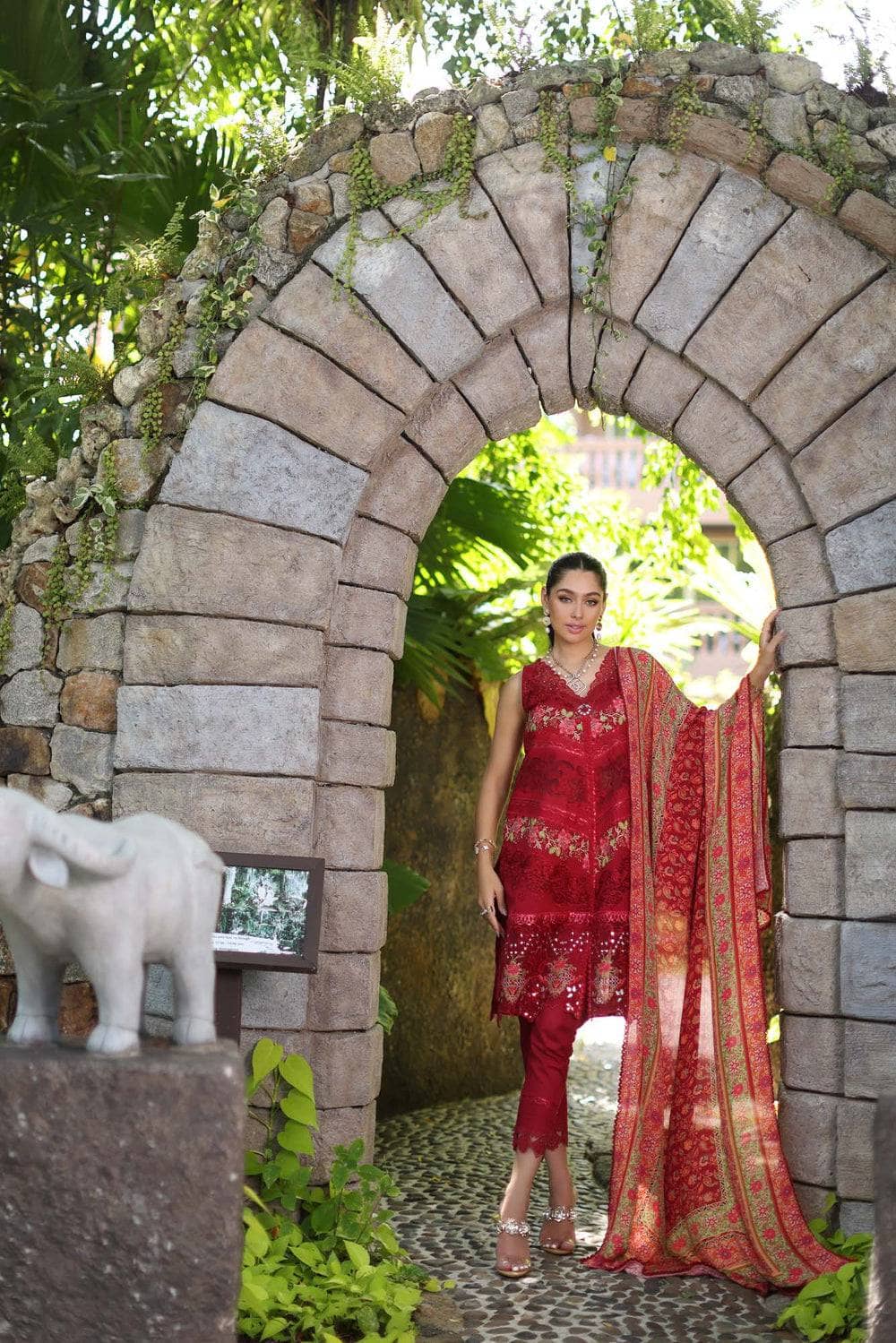 img_saadia_asad_chikankari_lawn_24_awwal_boutique