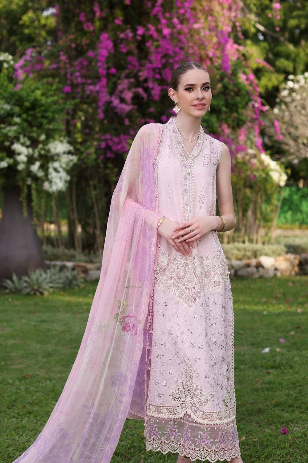 img_saadia_asad_chikankari_lawn_24_awwal_boutique