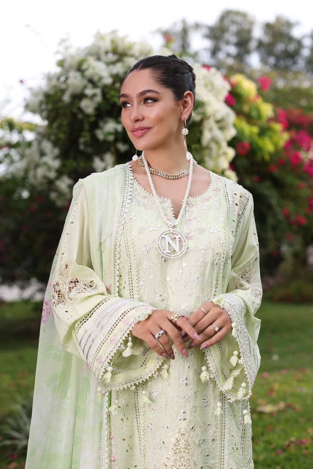 img_saadia_asad_chikankari_lawn_24_awwal_boutique