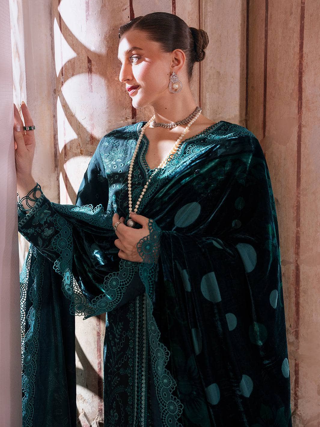 img_mahnur_velvet_palachi_shawl_awwal_boutique