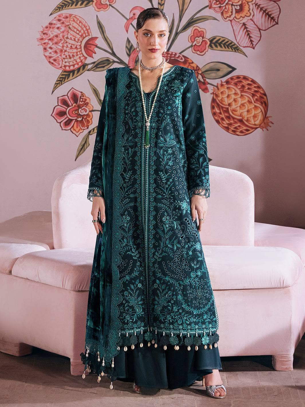 img_mahnur_velvet_palachi_shawl_awwal_boutique