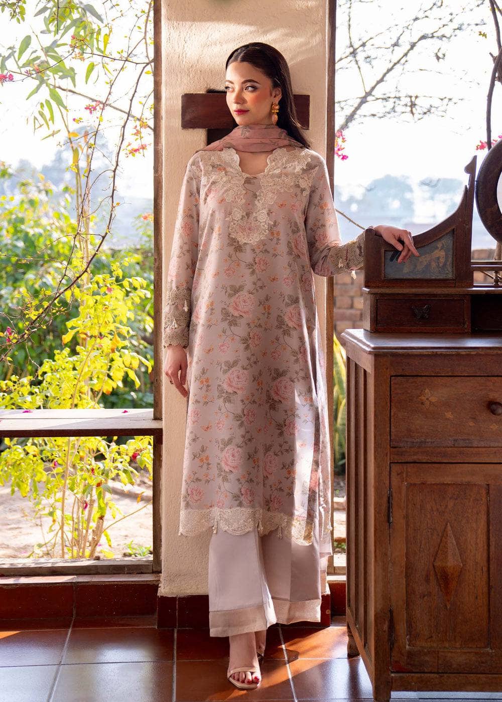 img_myeesha_lawn_awwal_boutique