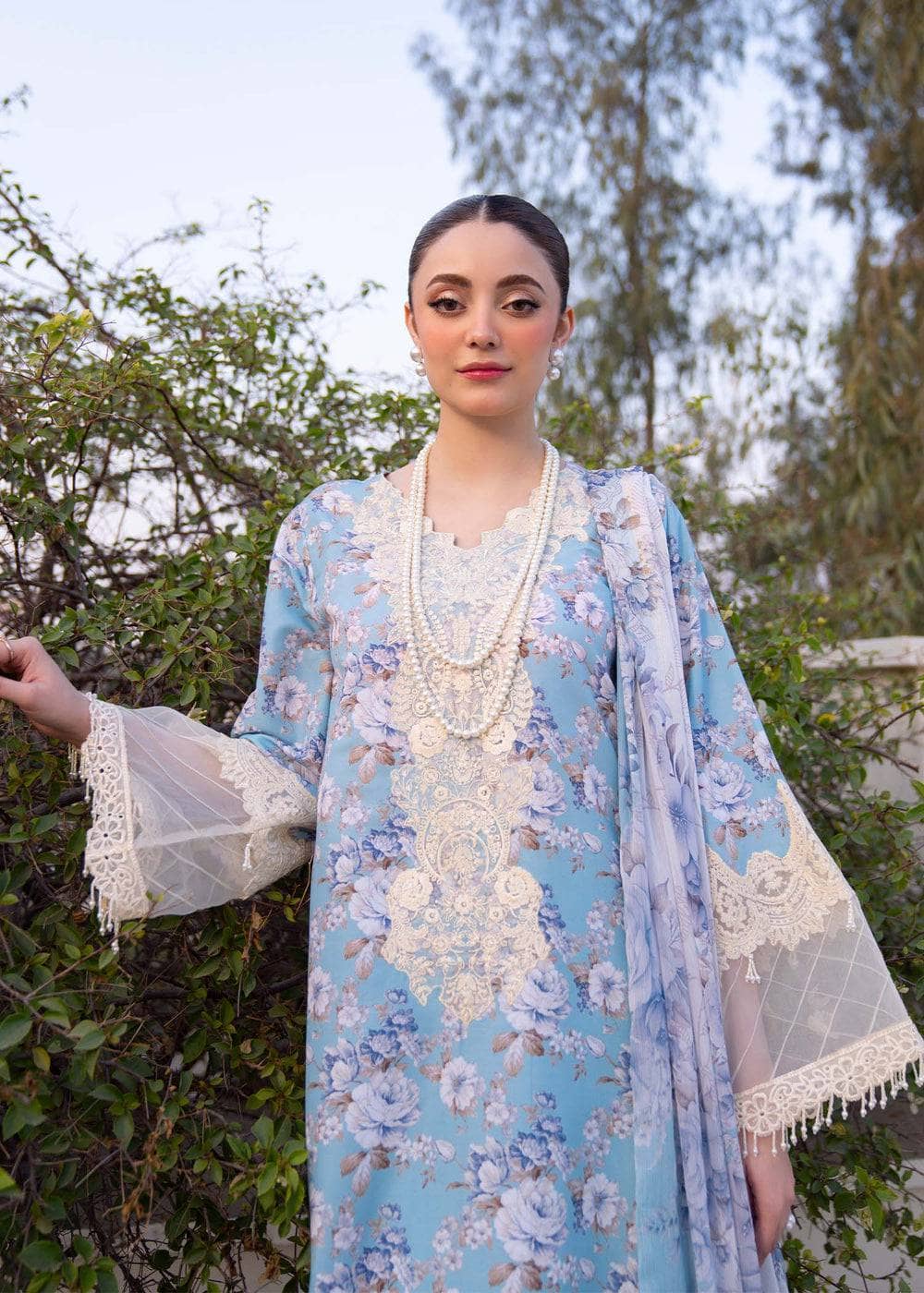 img_myeesha_lawn_awwal_boutique