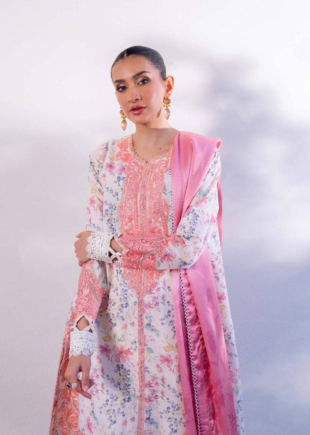 img_myeesha_lawn_awwal_boutique