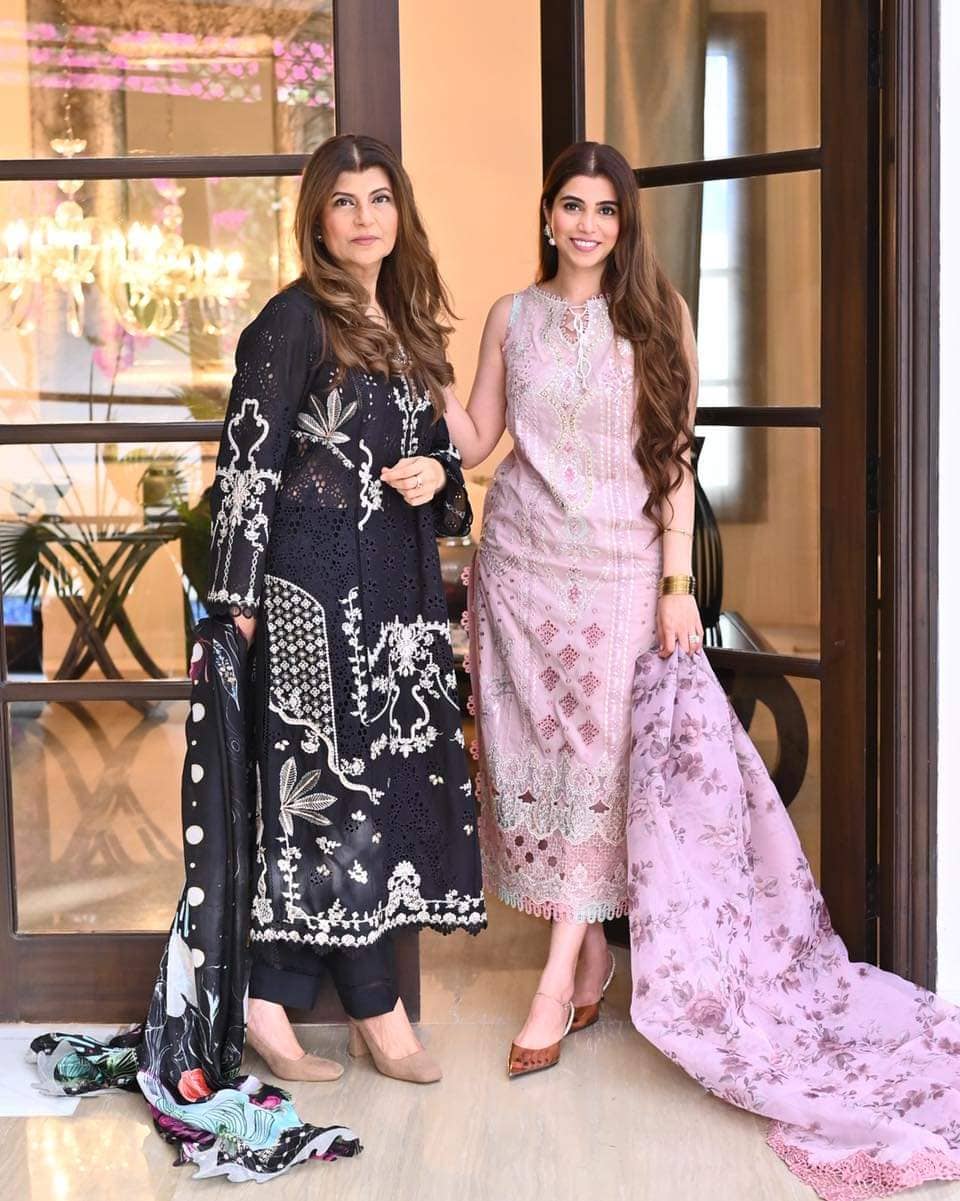 img_qalamkar_luxury_lawn_awwal_boutique