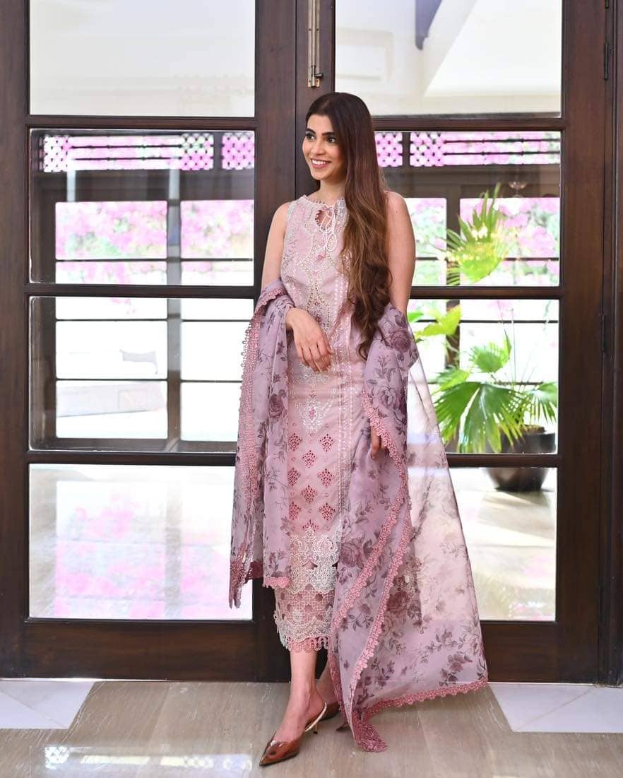 img_qalamkar_luxury_lawn_awwal_boutique