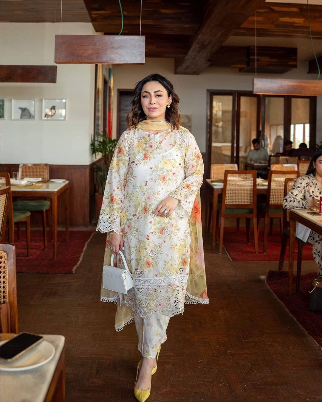 img_spotted_in_saira_rizwan_lawn_awwal_boutique